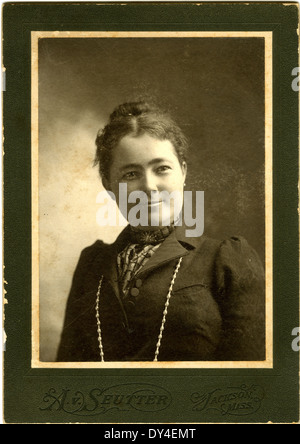 Una vivace scena a Brookhaven, Mississippi, che mette in mostra l'atmosfera vivace della città e le attività quotidiane, riflettendo le dinamiche sociali della zona. Foto Stock