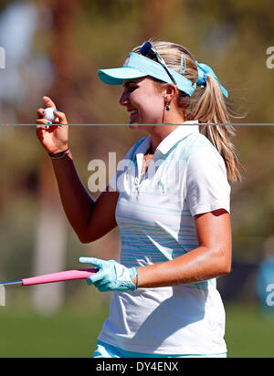 Rancho Mirage, California, Stati Uniti d'America. 06 apr, 2013. Lexi Thompson reagisce a rendere il birdie sul quinto foro durante il round finale del Kraft Nabisco Championship a Mission Hills Country Club in Rancho Mirage, California. Credito: csm/Alamy Live News Foto Stock