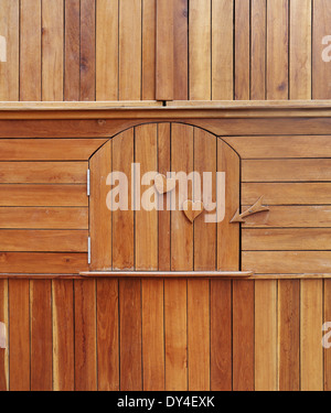 Porta di legno in un armadio in legno Foto Stock