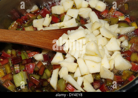 Rabarbaro, zucchero e apple pronti a fare jam Rheum rhabarbarum Foto Stock