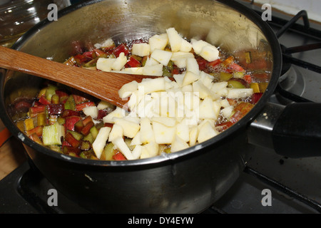 Rabarbaro, zucchero e apple pronti a fare jam Rheum rhabarbarum Foto Stock