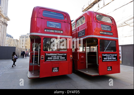 Due iconico autobus rossi ingaggiato per matrimonio parcheggiata fuori dalla cattedrale di St Paul, Londra, Inghilterra. Foto Stock