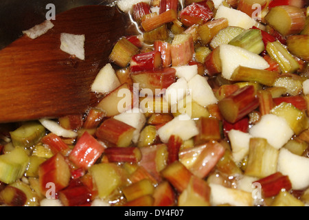 Rabarbaro, zucchero e apple pronti a fare jam Rheum rhabarbarum Foto Stock