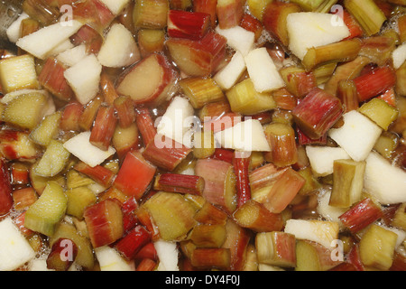 Rabarbaro, zucchero e apple pronti a fare jam Rheum rhabarbarum Foto Stock