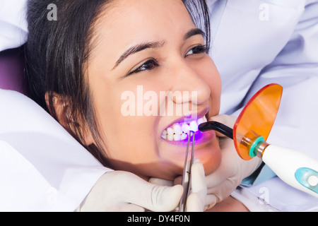 Indian dentista Controllo denti Foto Stock