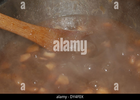 Rabarbaro con punto di ebollizione nel pan per rendere jam Rheum rhabarbarum Foto Stock