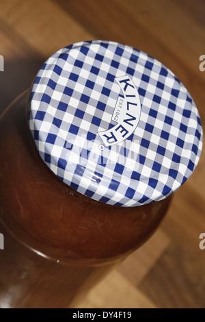 Rabarbaro inceppamento nel vaso kilner Rheum rhabarbarum Foto Stock