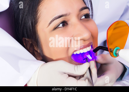 Indian dentista Controllo denti Foto Stock