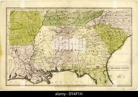 Una vivace scena da Brookhaven, Mississippi, che mostra una giornata impegnativa con persone impegnate in varie attività tipiche della vita di una piccola città della metà del XX secolo. Foto Stock