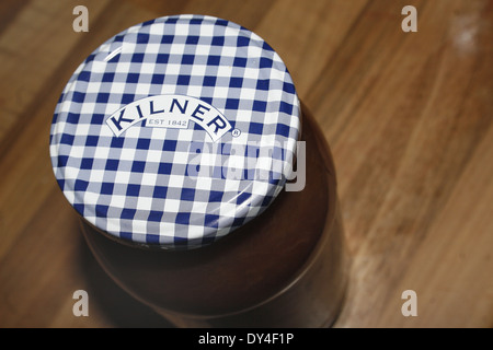 Rabarbaro inceppamento nel vaso kilner Rheum rhabarbarum Foto Stock