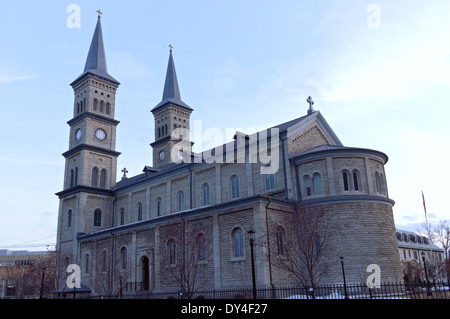 Guglie gemelle Navata e abside della chiesa di Saint Paul Minnesota Foto Stock