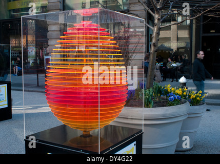 New York, NY - Aprile 6, 2014: "l'uovo di Colombo", creato da Stamberg Aferiat/Tsang + Vilanova, viene visualizzato nel Flatiron District come parte di Faberge uovo grande caccia durante aprile 1-17 (uovo #185). Questo uovo è uno dei circa 275 creato da famosi designer e visualizzata in tutta la città di New York. Il pubblico è incoraggiato a individuare le uova con uno smartphone app per avere la possibilità di vincere dei premi. Proventi della vendita di uova e di altre merci vai alla carità. Foto Stock