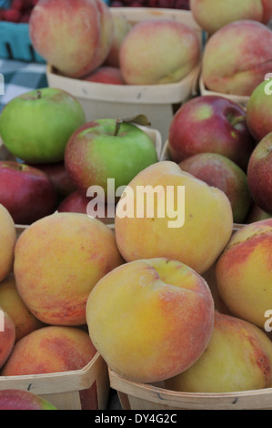 Le pesche e le mele in vendita al Mercato degli Agricoltori Foto Stock