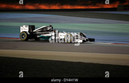 Manama, Bahrain. 06 apr 2014. La McLaren di Kevin Magnussen compete durante la finale di Formula 1 Gran Premio del Bahrain a Manama, Bahrein, il 6 aprile 2014. Credito: Hasan Jamali/Xinhua/Alamy Live News Foto Stock