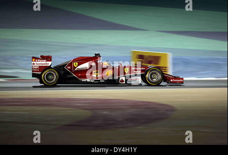 Manama, Bahrain. 06 apr 2014. Il ferrarista Fernando Alonso compete durante la finale di Formula 1 Gran Premio del Bahrain a Manama, Bahrein, il 6 aprile 2014. Credito: Hasan Jamali/Xinhua/Alamy Live News Foto Stock