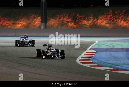 Manama, Bahrain. 06 apr 2014. Di Mercedes Lewis Hamilton (R) e Nico Rosberg competere durante la finale di Formula 1 Gran Premio del Bahrain a Manama, Bahrein, il 6 aprile 2014. Hamilton ha vinto il titolo con 1 ora 39 minuti e 42.743 secondi. Credito: Hasan Jamali/Xinhua/Alamy Live News Foto Stock