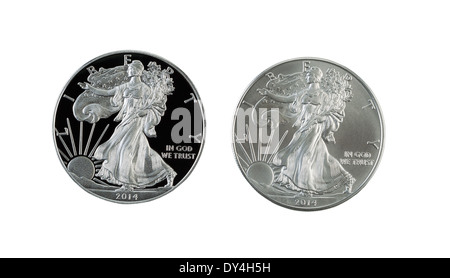 Primo piano di una prova e che non circola American Eagle Silver Dollar monete affiancati isolato su bianco Foto Stock