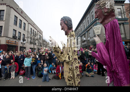 Ann Arbor, MI, Stati Uniti d'America. 6 apr, 2014. Cartapesta burattini marzo giù la strada principale durante l'annuale Festifools Parade, che inizia la stagione dei festival di Ann Arbor. University of Michigan gli studenti e i residenti locali costruire il creative di arte pubblica pezzi e li portano alla vita di fronte a migliaia di Ann Arborites ogni primavera. Credito: Mark Bialek/ZUMAPRESS.com/Alamy Live News Foto Stock