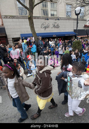 Ann Arbor, MI, Stati Uniti d'America. 6 apr, 2014. I ragazzi di partecipare all'annuale Festifools Parade, che inizia la stagione dei festival di Ann Arbor. University of Michigan gli studenti e i residenti locali costruire creativo di arte pubblica pezzi e li portano alla vita di fronte a migliaia di Ann Arborites ogni primavera. Credito: Mark Bialek/ZUMAPRESS.com/Alamy Live News Foto Stock