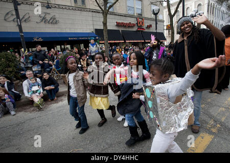 Ann Arbor, MI, Stati Uniti d'America. 6 apr, 2014. I ragazzi di partecipare all'annuale Festifools Parade, che inizia la stagione dei festival di Ann Arbor. University of Michigan gli studenti e i residenti locali costruire creativo di arte pubblica pezzi e li portano alla vita di fronte a migliaia di Ann Arborites ogni primavera. Credito: Mark Bialek/ZUMAPRESS.com/Alamy Live News Foto Stock