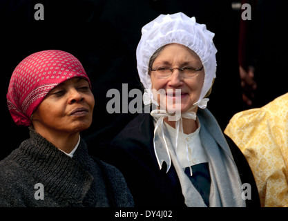 I re-enattori dell'epoca della Guerra civile americana raffiguranti Harriet Tubman (L) e Lucrezia Mott (R) a ft. Mifflin, vicino a Philadelphia, Pennsylvania. Foto Stock