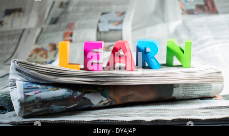 Parola imparare sul giornale. Lettere di legno Foto Stock