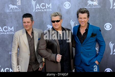 Las Vegas, NV, Stati Uniti d'America. 6 apr, 2014. Jay DeMarcus, Gary LeVox, Joe Don Rooney presso gli arrivi per la quarantanovesima Accademia annuale di musica country (ACM) Awards 2014 - Arrivi 2, MGM Grand Garden Arena di Las Vegas, NV Aprile 6, 2014. Credito: Elizabeth Goodenough/Everett raccolta/Alamy Live News Foto Stock