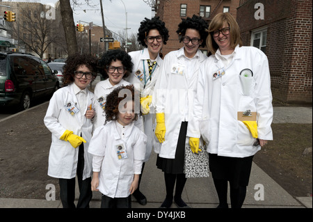 Religiosi, famiglia ebraica celebra la festa di Purim nel Parco di Borough sezione di Brooklyn, NY, 2011. Foto Stock