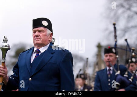 Arbroath, Scotland, Regno Unito il 6 aprile, 2014. Grande tamburo il signor David Gibson leader Kinussie & District ammassato bande di cornamuse in Arbroath Abbey dove gli artisti interpreti o esecutori, riprendendo la Scottish Homecoming manifestazione "La dichiarazione di Arbroath" tenuto all Abbazia Arboath sulla Scozia Tartan del giorno. Foto Stock