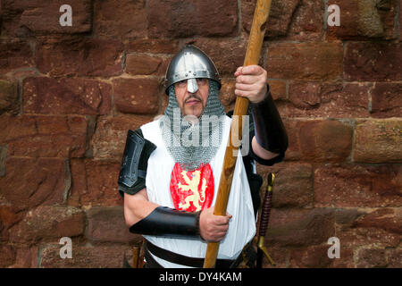 Gli artisti interpreti o esecutori e re-enactors a Scottish Homecoming evento. "La dichiarazione di Arbroath" tenutasi presso Arboath Abbazia in cui i nobili di Scozia, assemblati nelle rovine di Arbroath Abbey per commemorare la firma della dichiarazione di Arbroath dando Scozia indipendenza nel 1320. Foto Stock