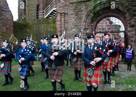 Arbroath, Scotland, Regno Unito il 6 aprile, 2014. Gli artisti interpreti o esecutori e re-enactors a Scottish Homecoming manifestazione "La dichiarazione di Arbroath" tenuto all Abbazia Arboath sulla Scozia Tartan del giorno. I notabili della Scozia, assemblati nelle rovine di Arbroath Abbey per commemorare la firma dell'Declartion di Arbroath nel 1320. Credito: Studio9/Alamy Live News Foto Stock