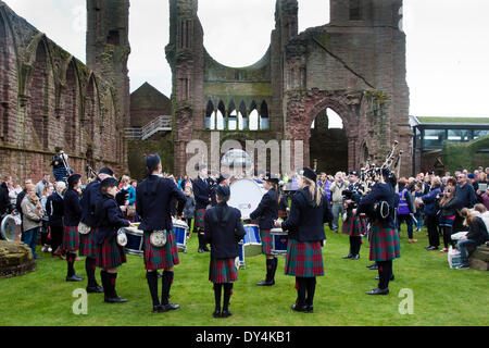 Arbroath, Scotland, Regno Unito il 6 aprile, 2014. Gli artisti interpreti o esecutori e re-enactors a Scottish Homecoming manifestazione "La dichiarazione di Arbroath" tenuto all Abbazia Arboath sulla Scozia Tartan del giorno. I notabili della Scozia, assemblati nelle rovine di Arbroath Abbey per commemorare la firma dell'Declartion di Arbroath nel 1320. Credito: Studio9/Alamy Live News Foto Stock