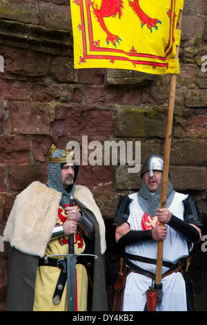 Arbroath, Scotland, Regno Unito il 6 aprile, 2014. Gli artisti interpreti o esecutori e re-enactors a Scottish Homecoming manifestazione "La dichiarazione di Arbroath" tenuto all Abbazia Arboath sulla Scozia Tartan del giorno. I notabili della Scozia, assemblati nelle rovine di Arbroath Abbey per commemorare la firma dell'Declartion di Arbroath nel 1320. Credito: Studio9/Alamy Live News Foto Stock