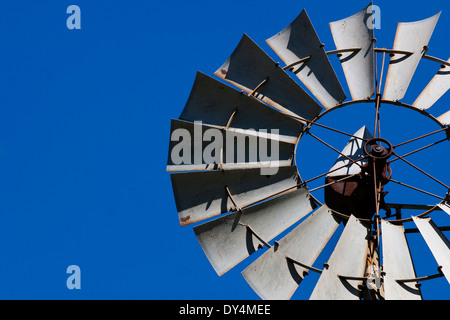 Un modo un po' stretta fino sulla testa di un mulino a vento con l'azzurro del cielo aperto per il testo Foto Stock