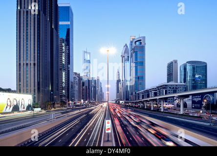 Vista del tramonto di traffico e grattacieli lungo la Sheikh Zayed Road a Dubai Emirati Arabi Uniti Foto Stock