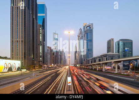 Vista del tramonto di traffico e grattacieli lungo la Sheikh Zayed Road a Dubai Emirati Arabi Uniti Foto Stock