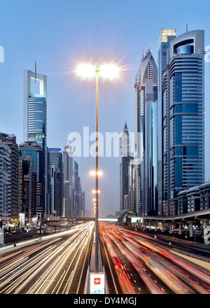 Vista del tramonto di traffico e grattacieli lungo la Sheikh Zayed Road a Dubai Emirati Arabi Uniti Foto Stock