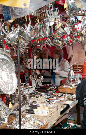 Portobello Rd Argenteria mercato Stand in Nottinghill Gate - London W11 - REGNO UNITO Foto Stock