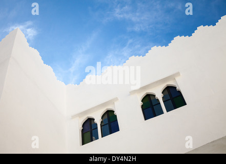 Pareti bianche, windows e cielo blu. Madina, parte vecchia di Tangeri, Marocco Foto Stock