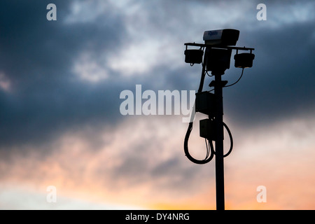 Una CCTV videocamera di sicurezza stagliano contro un tramonto. Foto Stock
