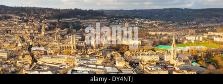 Affacciato sulla città georgiana di Bath da Alexandra Park sulla sommità di Beechen Cliff, Somerset England Regno Unito Europa Foto Stock