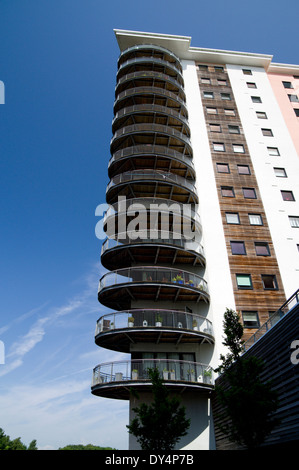 Blocco di appartamenti oltre Fiume Ely, Cardiff Sports Village, Cardiff, Galles del Sud, Regno Unito. Foto Stock