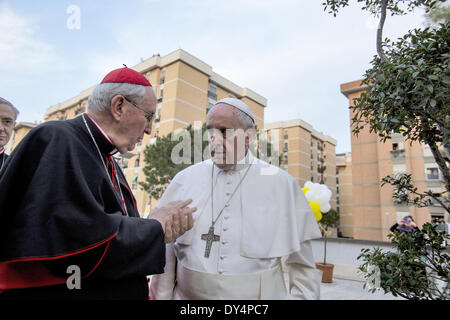 L'Italia,Roma. 6 Aprile, 2014. Papa Francesco visita alla parrocchia romana di San Gregorio Magno in questa foto papà Francesco e il Cardinale Agostino Vallini Credito: Davvero Facile Star/Alamy Live News Foto Stock