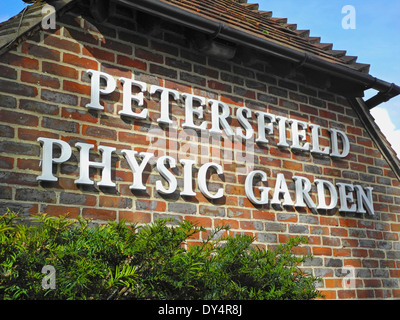 Petersfield Physic Giardini Giardino in Petersfield, Hampshire contiene una vasta collezione di specialità culinarie e di erbe medicinali e piante. Foto Stock