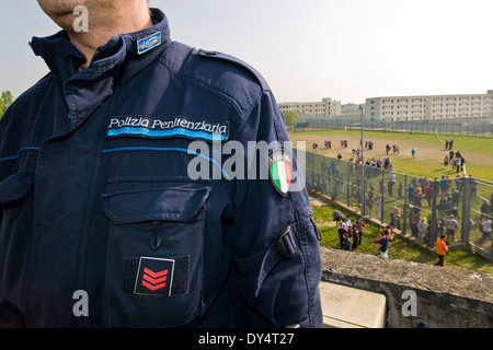 L'Italia, Milano, interno del carcere di Bollate, Vivicittà marathon, guardia carceraria Foto Stock