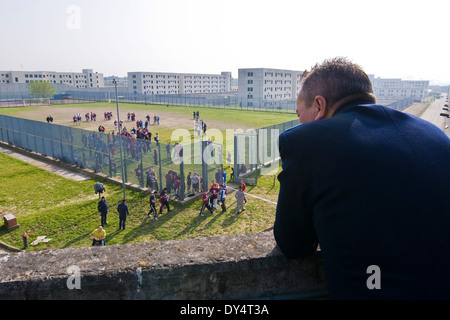 L'Italia, Milano, interno del carcere di Bollate, Vivicittà marathon, guardia carceraria Foto Stock