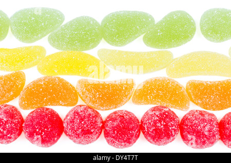 Linee composte da pezzi di marmellata isolate su sfondo bianco Foto Stock