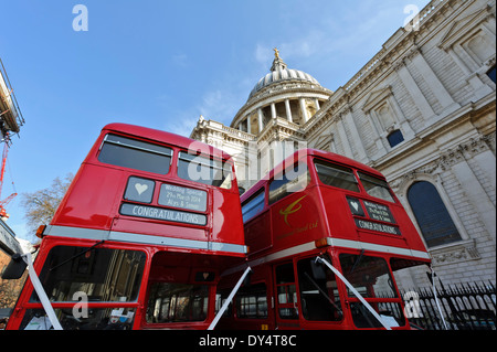 Due iconico autobus rossi ingaggiato per matrimonio parcheggiata fuori dalla cattedrale di St Paul, Londra, Inghilterra. Foto Stock