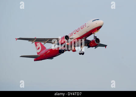 Duesseldorf, Germania. 30 Mar, 2014. Un aereo della compagnia aerea tedesca Air Berlin si toglie all'aeroporto di Duesseldorf, Germania, 30 marzo 2014. Foto: Caroline Seidel/dpa/Alamy Live News Foto Stock