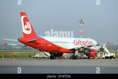 Duesseldorf, Germania. 30 Mar, 2014. Un aereo della compagnia aerea tedesca Air Berlin sul campo d'aviazione dell'aeroporto di Duesseldorf, Germania, 30 marzo 2014. Foto: Caroline Seidel/dpa/Alamy Live News Foto Stock